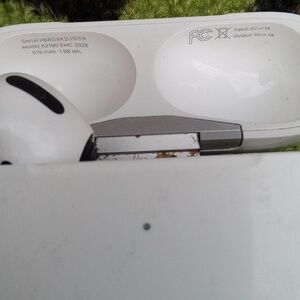 3rd generation Apple earpod a2190 w/case no charger